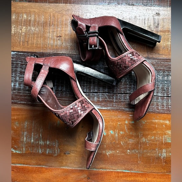 BCBG MAXAZRIA sandals - GUC size 6 - Picture 4 of 5